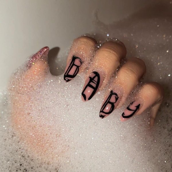 Ногти с надписями