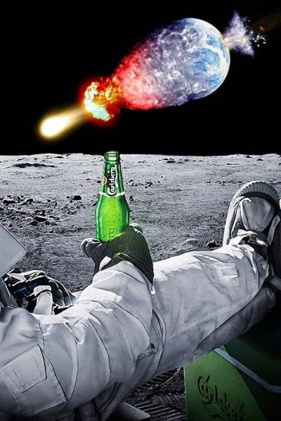 Космонавт с бутылкой пива