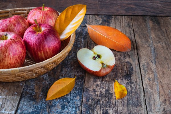 Фрукты на деревянном столе