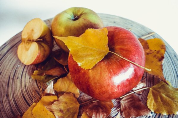 Натюрморт яблоки и листья