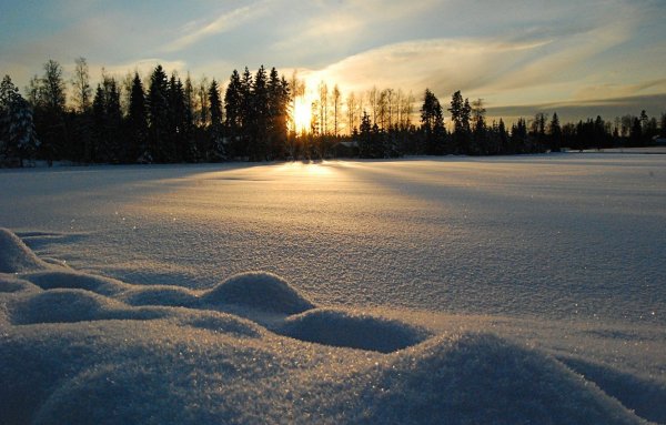 Снег блестит
