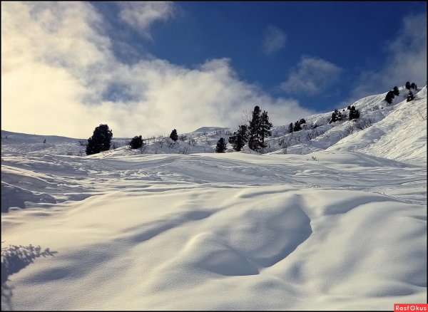 Лежащий сугробами снег