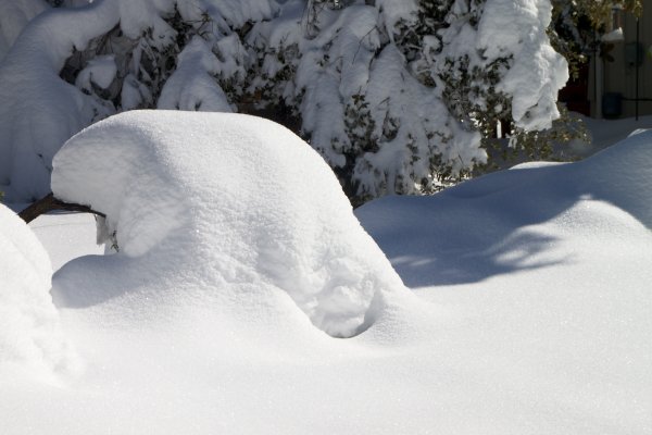 Ребенок в сугробе