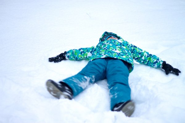 Ребенок в сугробе