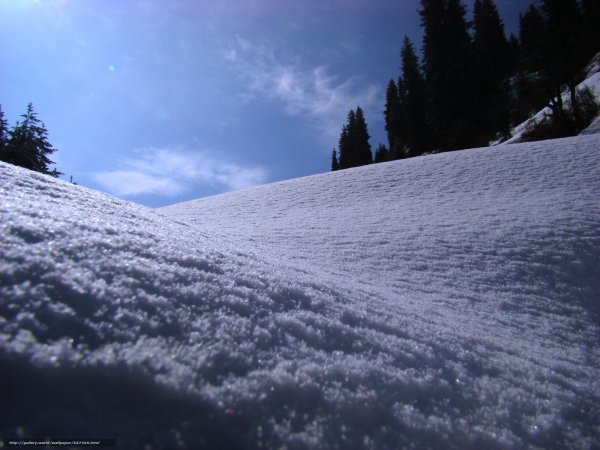 Сугроб горы близко