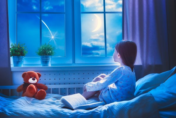 Маленькая девочка у окна