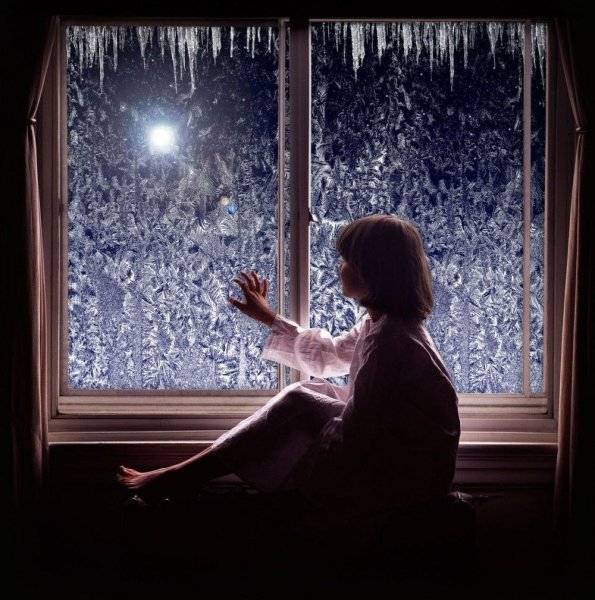 Девочка у окна зима