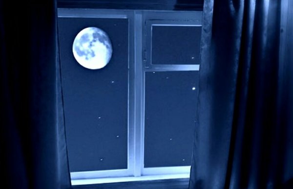 Луна в окне