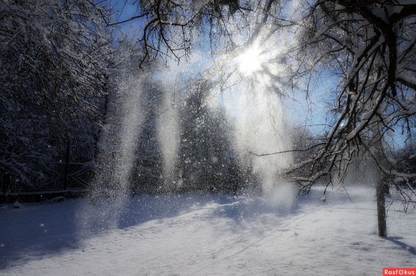 Снег кружится летает летает