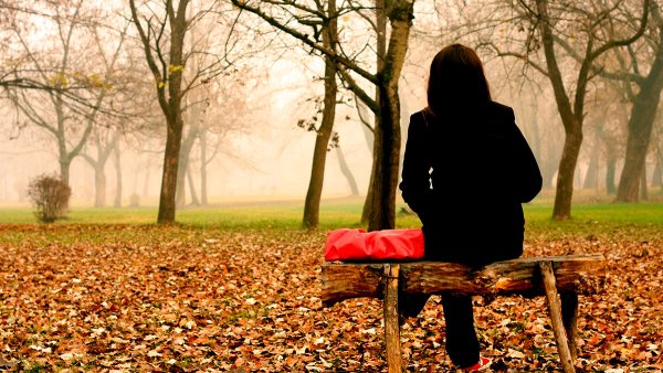 Девушка весной идет спиной