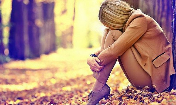 Блондинка со спины осень