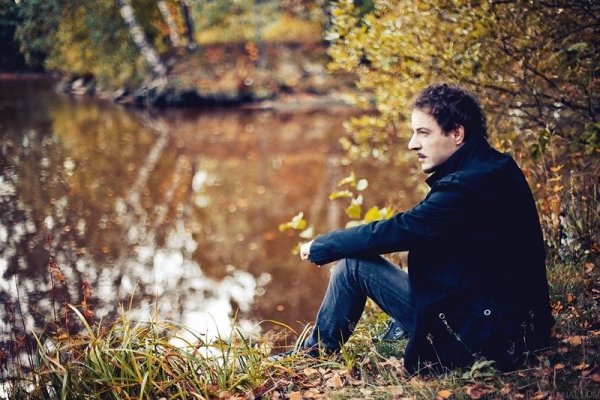 Мужчина в осеннем парке