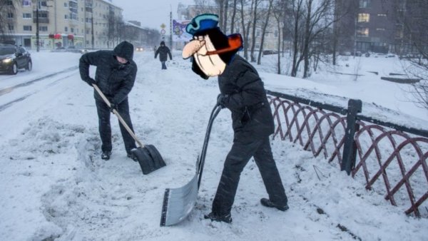 Убирает снег лопатой