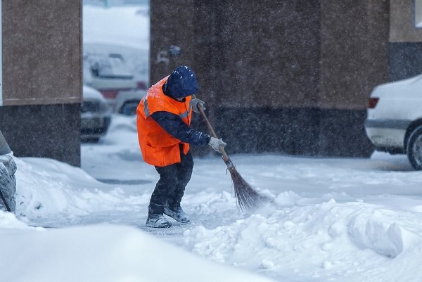 Уборка территории зимой
