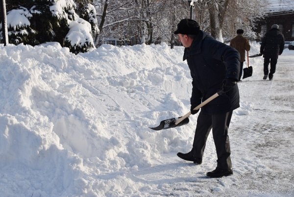 Человек убирает снег