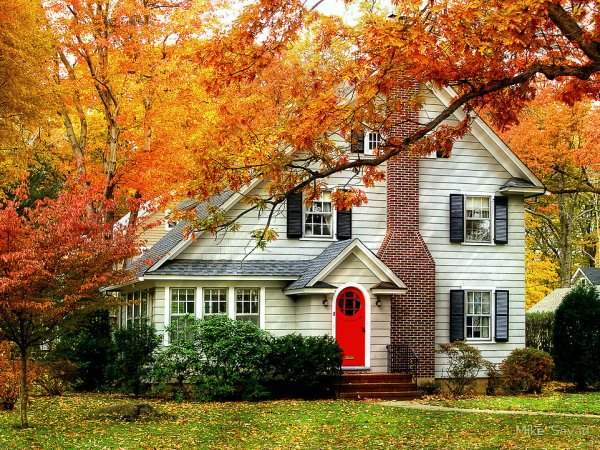 Загородный дом осенью