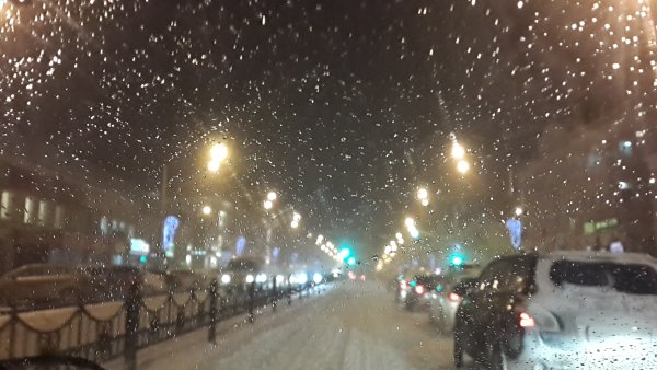 Ночной снегопад в городе