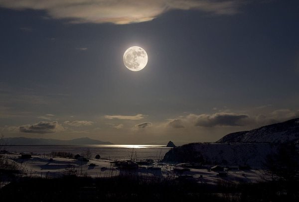 Пейзаж с луной