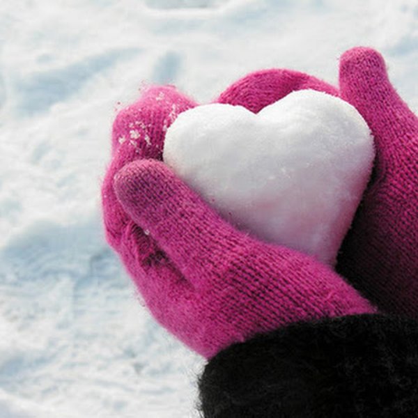 Сердце из снега в руках