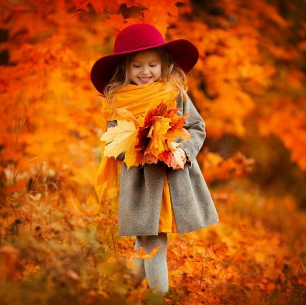 Красивый ребенок осенью