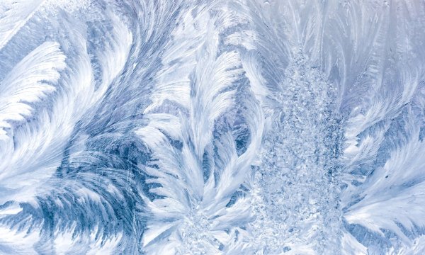 Морозные узоры на стекле