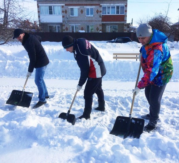 Лопата для уборки снега