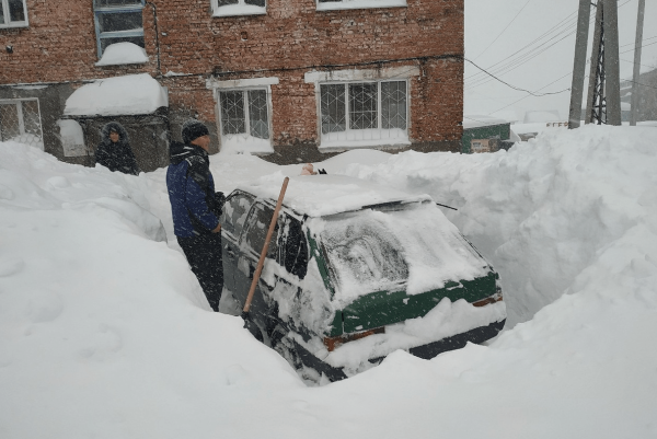 Машину занесло снегом