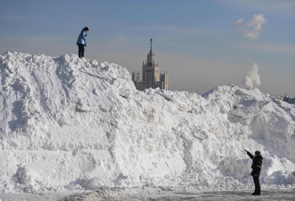 Кучи снега в Москве