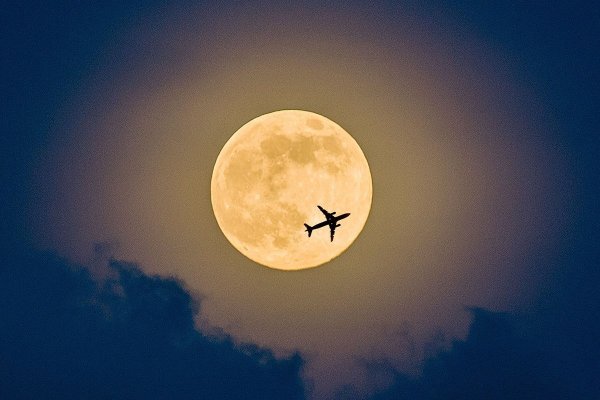 Самолет и Луна в ночном небе