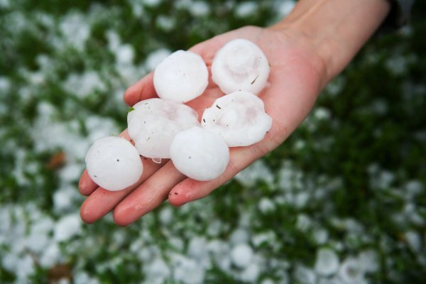 Крупный град