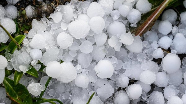 Крупный ледяной град