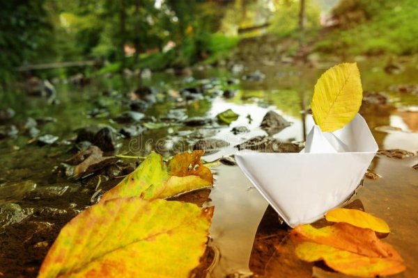 Бумажные кораблики осенью