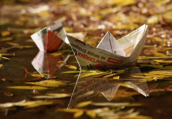 Бумажный кораблик в луже