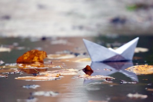 Бумажный кораблик на речке