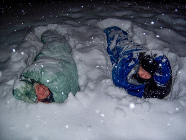 Спит в снегу