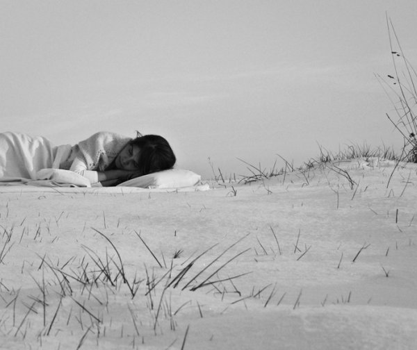 Спит в снегу