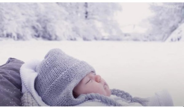 Младенец в снегу