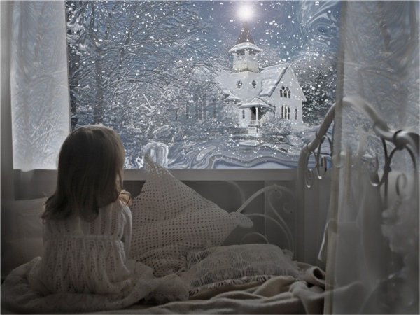 Девочка у заснеженного окна