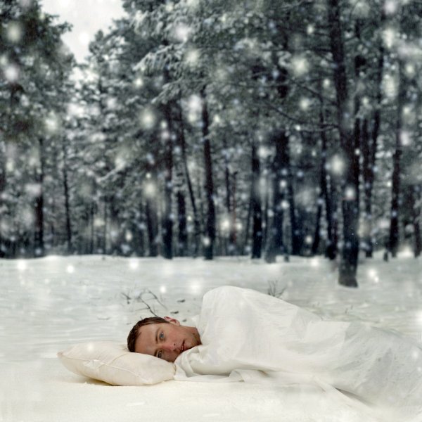 Фотосессия в одеяле зимой в лесу