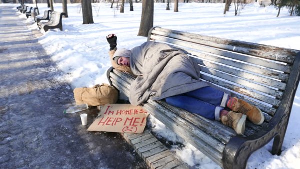 Зимой спит на скамейке