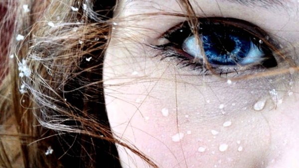 Голубые глаза и снег на ресницах