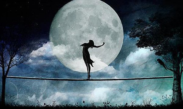 Девушка на фоне Луны