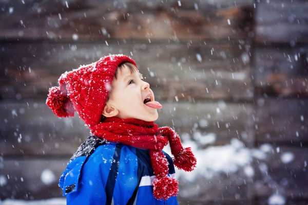 Дети радуются зиме