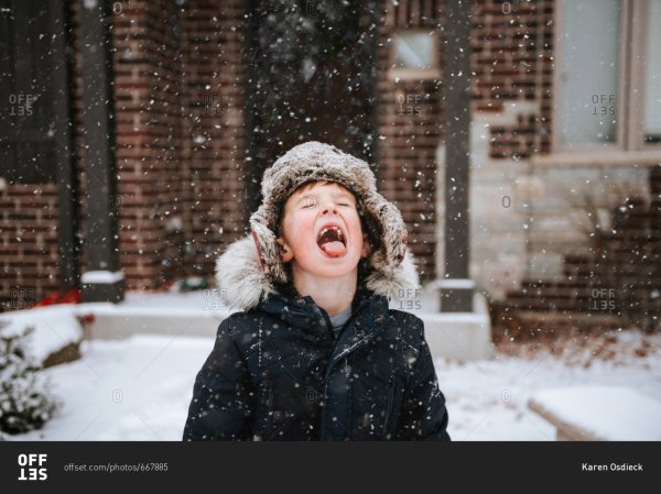 Девушка ловит снежинки