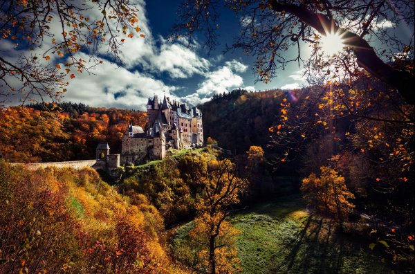 Замок Эльц в Германии осенью