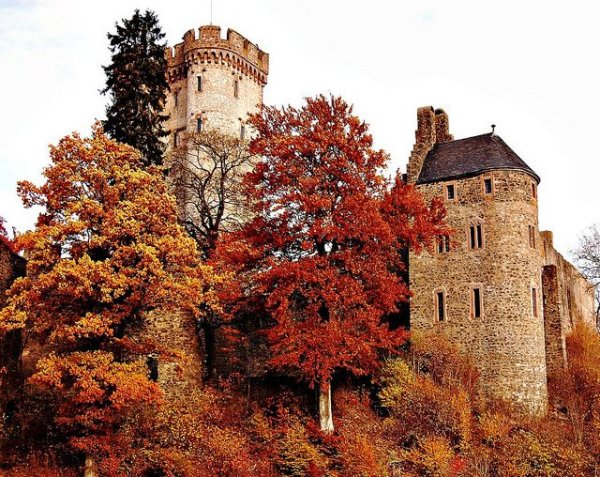 Старинные замки осенью