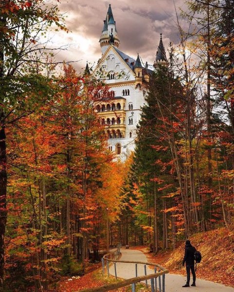 Осенний замок Нойшванштайн