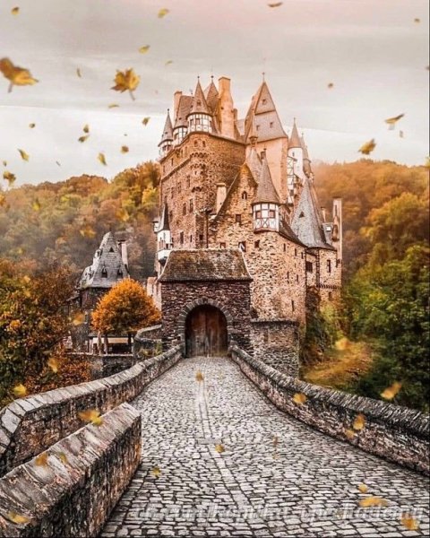 Замок Эльц в Германии осенью