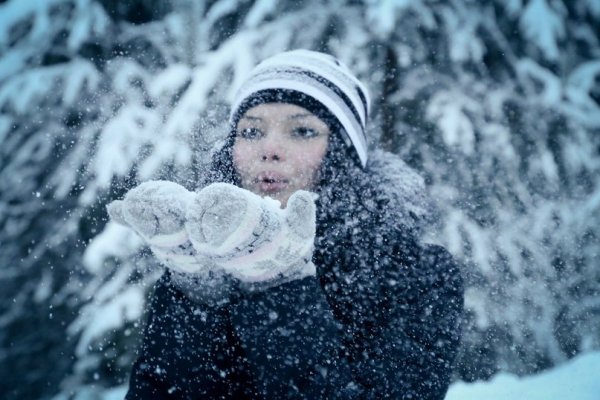 Кружит снежок