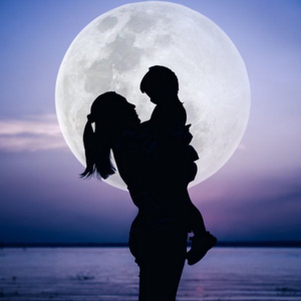 Силуэт мамы с ребенком